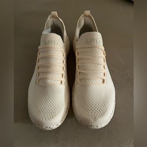 APL Women’s Techloom Breeze in Sea Salt/metallic speckle. Size 8